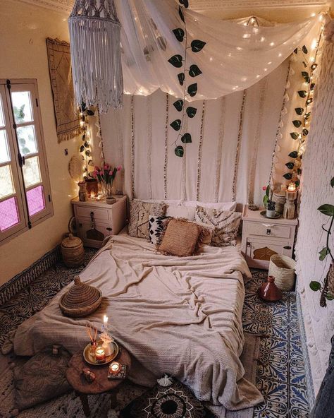 Bed On Floor Aesthetic, Beds On Floor Ideas, Floor Bedroom Ideas, Mattress On Floor, Instagram Direct, Bohemian Bedroom Decor, Deco Boheme, Floor Bed, Living Room On A Budget