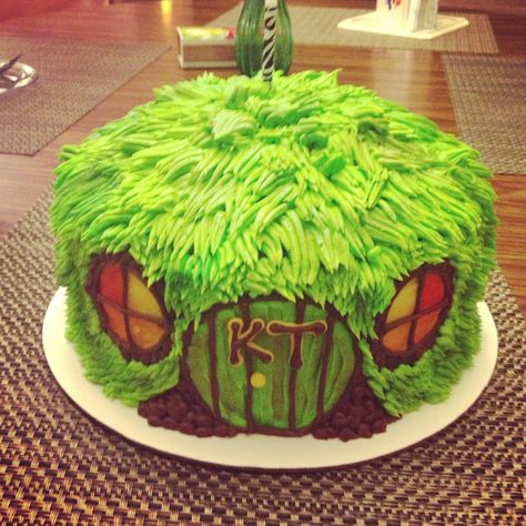 Hobbit cake. Nuff said. @Hannah Mestel Spraggins Would it be too boring to do again? Lotr Smash Cake, Hobbit Cake, Hobbit Birthday, Baby Birthday Cake, Hobbit Party, Baking Cakes, Hobbit Hole, Party Business, Cake Baking