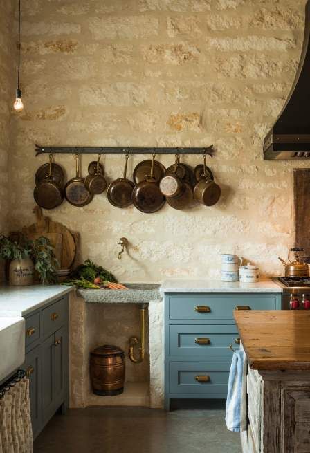 Kitchen Vintage Italian Kitchen, Italian Farmhouse Kitchen, Commerical Kitchen, Unfitted Kitchen, Home With Pool, Wood Burning Pizza Oven, Tent Living, Italian Farmhouse, Limestone Wall