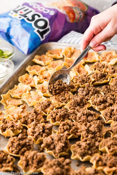 Adding ground beef to tostitos scoops chips Taco Scoop Appetizers, Taco Scoops Appetizers, Tostitos Scoops Appetizers, Finger Food Dinner, Tostitos Recipes, Taco Appetizers, Tostitos Scoops, Nachos Recipe Beef, Easy Finger Food