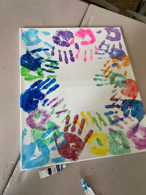 Friendship Handprint Art, Cajas Aesthetic, School Farewell Ideas, Painting Friendship, Eleven Stranger Things Drawing, Pumpkin Crafts Preschool, Friendship Paintings, Last Day Of School Party, Handprint Painting