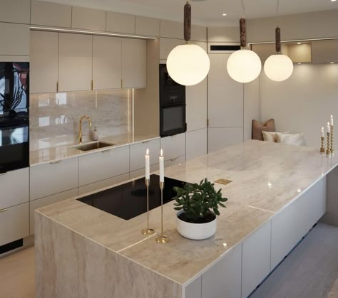 Kitchen Gold Marble, Kitchen Design Light Colors, Simple Home Renovations, All White Kitchen Modern, White Aesthetic Kitchen, Kitchen Light Colors, Elegant Kitchen Design Modern, Kitchen Design Marble, Kitchen Inspirations Luxury