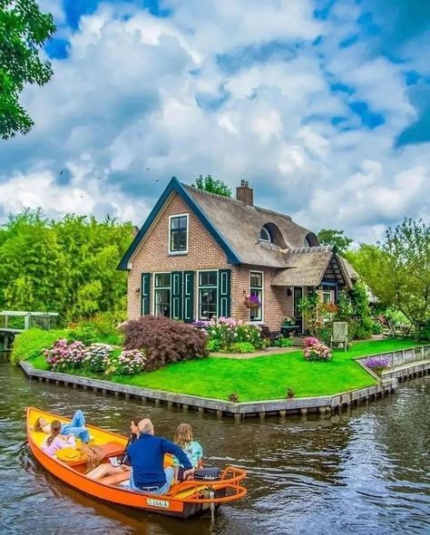 Number 1 travel fan on Instagram: “The magical village of Giethoorn, Netherlands 😍🇳🇱 Follow 👉@1travelfan 👈 🏝️” Giethoorn Village, Giethoorn Netherlands, Magical Village, Netherlands Photography, Lombard Street, Voyage Europe, Western Europe, Boat Rental, Travel Tours