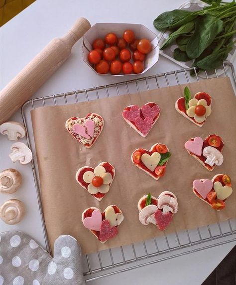 ЭСТЕТИКА | ВДОХНОВЕНИЕ on Instagram: "#theglamory via: @nassi.cat ❤️" Party Charcuterie Board Ideas, Aesthetic Essen, Party Charcuterie Board, Valentines Brunch, Heart Pizza, Shaped Food, Heart Shaped Food, Charcuterie Board Ideas, Table Dinner