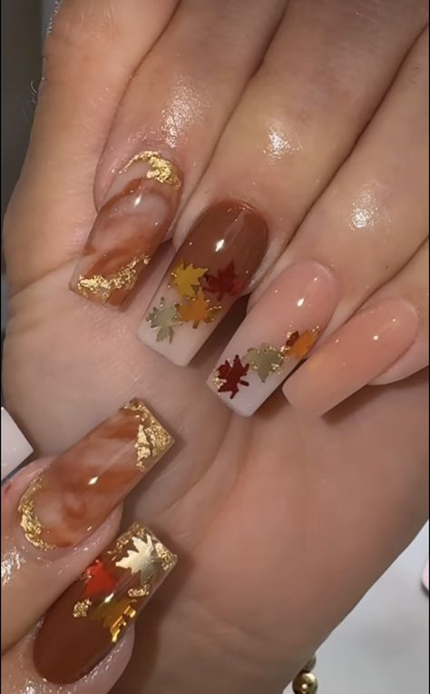 Thanksgiving Nails Design Fall Short, Thanks Giving Nail Design, Thanksgiving Nails Coffin Shape, Thanks Giving Nails Ideas, Cute Thanksgiving Nail Designs, Fall Themed Nails Acrylic, Fall Christmas Nails, Fall Flower Nails, Nail Designs Thanksgiving