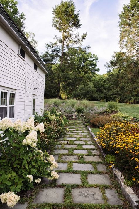 Hydrangeas (L) and yellow Rudbeckia (R) that echoes the vibrancy of the yellow front door edge a path of stone pavers. Colonial Garden, New York Landscape, Stone Pavers, Front Landscaping, Stone Path, Garden Park, Country Landscaping, Charming Garden, Country Garden