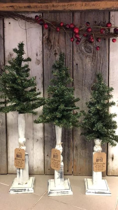 Spindles Repurposed Christmas, Repurposed Farmhouse Decor, Primitive Wood Christmas Crafts, Spindle Christmas Trees, Primitive Wooden Crafts, Spindle Tree Christmas, Spindals Ideas, Christmas Crafts With Spindles, Spindle Christmas Tree