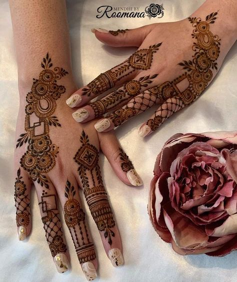 Henna Design Aesthetic, Mehndi Design Aesthetic, Back Side Mehndi Design, Side Mehndi Design, Back Side Mehndi, Finger Mehendi Designs, Mehndi Designs Simple, Henna Inspo, Hand Embellishment