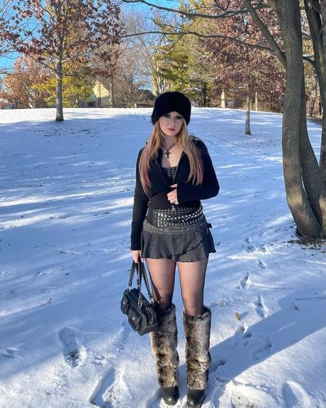 ☆ ☆ sarah ☆ ☆ on Instagram: "Winter Barbie mode on fleek! ❄️💋 Wintercore, ice princess, all black girly ootd, y2k aesthetic, Mcbling, wintercore grunge" Bling Aesthetic Outfit, Fashion Girlies Aesthetic, Wintercore Outfits Black, Fall And Winter Outfits Aesthetic, Mcbling Outfits Winter, Trashy Y2k Winter Outfits, Winter Mcbling Outfits, Winter 2000s Outfits, Mcbling Winter Outfits