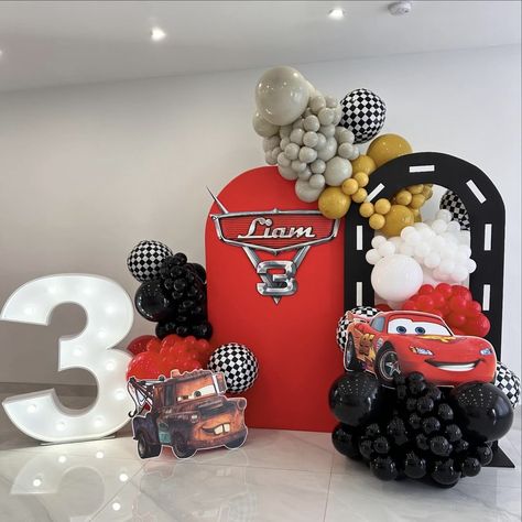 The Cars Birthday Theme, Car Theme For Birthday Party, Cars Mcqueen Birthday Party Ideas, Cars Backdrop Ideas, Cars Theme Balloon Garland, Lighting Mcqueen Party Ideas, Two Fast Party Decor, Lightning Mcqueen Birthday Decorations, Lightning Mcqueen Balloon Arch