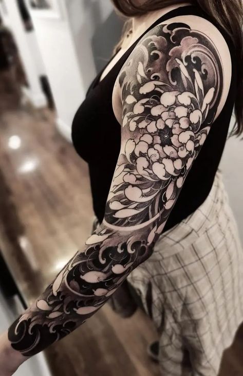 What Does A Chrysanthemum Tattoo Mean? White Flower Tattoo, Tattoo Japonais, Chrysanthemum Flower Tattoo, Black And White Flower Tattoo, Lilac Tattoo, Mangas Tattoo, Japanese Flower Tattoo, Chrysanthemum Tattoo, Lavender Tattoo