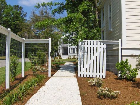 Lake Front Fencing Ideas, White Wire Fence, White Farm Fence, House Fencing, Farm Fences, White Gate, Farm Fencing, Pool Fences, Country Fences