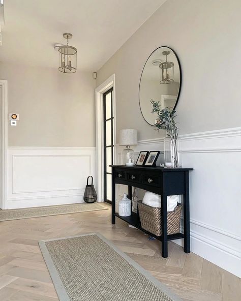 Hallway with ammonite walls and white panelling Ammonite Farrow And Ball, Ammonite Paint, Farrow And Ball Hallway, Hallway Panelling, Warm Grey Paint Colors, Warm Gray Paint, Open Plan Kitchen Diner, Herringbone Wood, Light Gray Paint