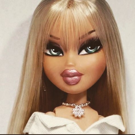 Bangs! Wispy bangs, blond bratz, blue green eyes, bratz, y2k, doll, lip gloss, fenty, Bratz Doll Bangs, Bratz Doll With Bangs, Blond Bratz, Bratz Green Eyes, Lip Gloss Fenty, Bratz Doll Aesthetic, Cloe Bratz, Bangs Wispy, Doll Backgrounds