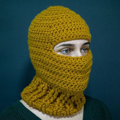 Eine modische gehäkelte Balaclava-Mütze – eine einfache Anleitung für Anfänger! | Eine modische gehäkelte Balaclava-Mütze – eine einfache Anleitung für Anfänger! | By Miarti - Häkeln und Stricken | Facebook Crochet Accessories, Crochet, Quick Saves