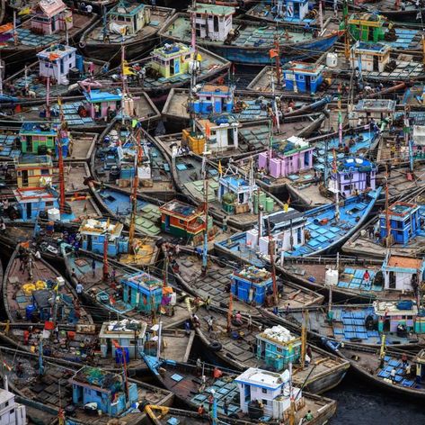 Jammed ! Boats at Sassoon Docks, Mumbai - captions @nattysingh #indiacircus #mumbai #sassoondocks #indiapictures #mumbailife #boats Sassoon Dock, Harbor City, Cool Places To Visit, Mumbai, Cityscape, Boats, City Photo, Places To Visit, Fishing