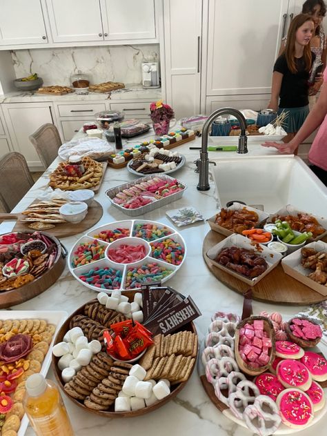 House Party Snacks Ideas, Sleepover Food Table, Friend Charcuterie Board, Hangout Party Ideas, Hang Out Snacks, Hangout Food Ideas, Birthday Party Ideas With Friends, Cute Party Food Ideas, Sleepover Charcuterie Board