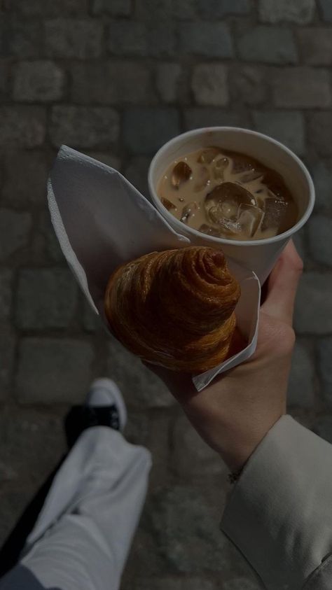 Coffee With Croissant, Croissant And Coffee Aesthetic, Caffe Photo Ideas, Coffee And Croissants Aesthetic, Croissant Aesthetic, Croissant And Coffee, Photo Flow, Coffee And Croissants, Croissant Coffee