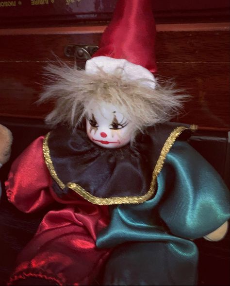 Antique Clown Doll, Porcelain Clown Dolls Vintage, Old Clowns Vintage, Clown Doll Aesthetic, Clown Pfp Aesthetic, Clown Dolls Vintage, Clowns Aesthetic, Vintage Clown Art, Clowns Dolls