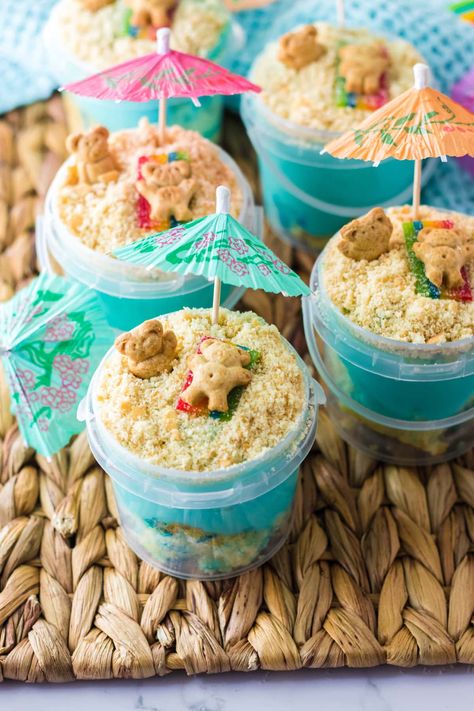 Sand Pudding Dessert, Beach Theme Desserts, Sand Dessert, Dirt Cups Recipe, Sand Pudding, Beach Dessert, Moist White Cake, Spring Appetizers, Sand Bucket