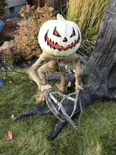 Pvc Pumpkin Man, Halloween Decorations No Porch, Pvc Monster Halloween, Pvc Scarecrow Frame, Pvc Halloween Props, Scary Halloween Decorations Outdoor, Strašidelný Halloween, Pumpkin Scarecrow, Scary Halloween Decorations Diy