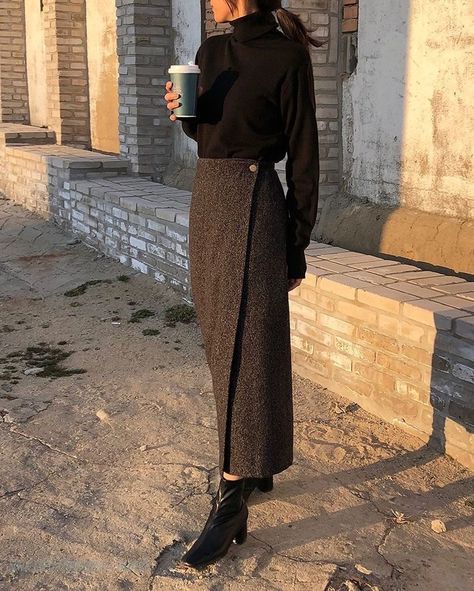 Family Party Outfit Winter, Wool Long Skirt, Modest Corporate Fashion, Grey And Brown Outfit, Straight Skirt Outfits, Wool Skirt Outfit, Straight Maxi Skirt, Long Skirt Winter, Long Wool Skirt