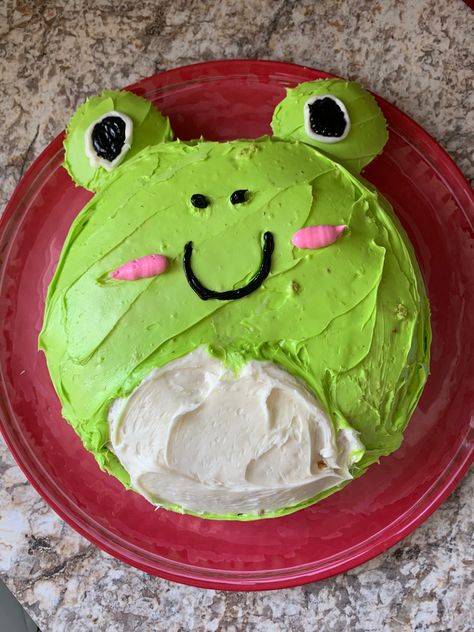 Cake Designs Funny Easy, Funny Cake Decorating Ideas Easy, Easy Frog Cake Birthdays, Dark Green Bday Cake, Frog Shaped Cake, Minecraft Bee Cake, Cake Design Ideas Simple, Easy Frog Cake, Funny Cake Decorating Ideas