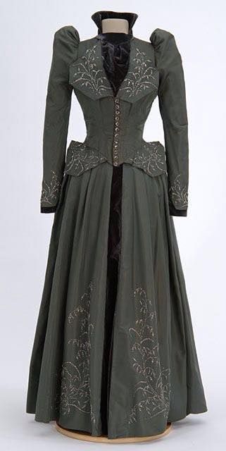 1891 dress trimmed with silver beads worn by Martha English Berry. Collections.mnhs.org جوني ديب, Grey Wedding Dress, 1890s Fashion, 1800s Fashion, Dress Trims, 19th Century Fashion, Victorian Clothing, Antique Dress, Retro Mode