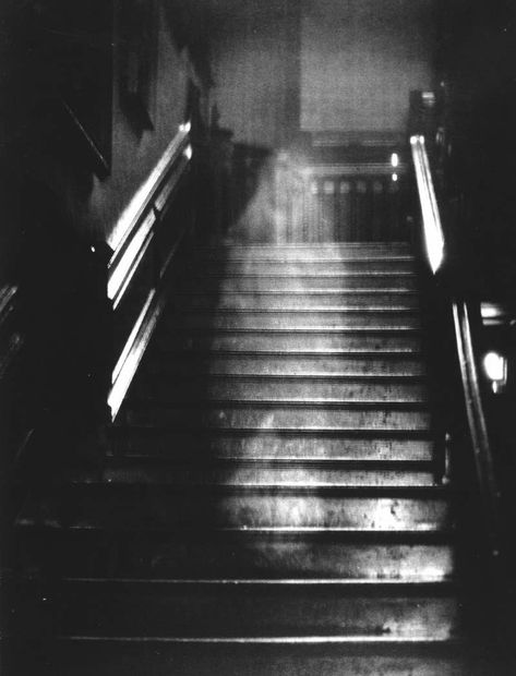 16 Terrifying Wikipedia Pages About Ghosts That Will Make You Lose Your Shit Haunted House Stories, Real Ghost Photos, Spirit Photography, Paranormal Photos, Ghost Sightings, Paranormal Stories, Creepy Ghost, Creepy Photos, Foto Transfer