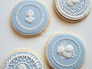 SweetAmbs: Wedgwood Inspired Cookies Cameo Cookies, Royal Iced Cookies, Decorated Cookies Tutorial, Iced Biscuits, Blue Cookies, Paint Cookies, Gateaux Cake, Pretty Cookies, Fancy Cookies