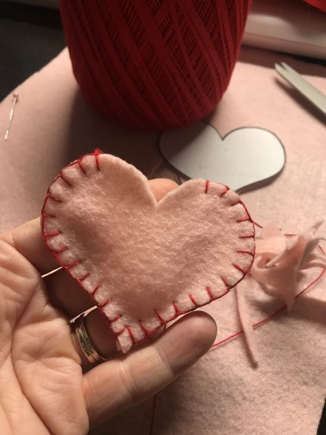 Felt Heart Garland Valentine's Craft - My Eclectic Treasures How To Make Felt Hearts, Heart Felt Garland, Things To Sew For Valentines Day, Eclectic Valentines Decor, Valentine Felt Crafts Diy, Felt Heart Ornaments Free Pattern, Valentine Ornaments Diy Craft Ideas, Diy Heart Ornaments, Primitive Valentines Day Crafts