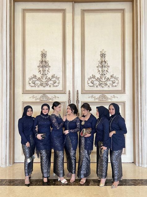 #kebayahijab #kebayawisuda #ootdkebaya #kebayabatik #kebayakondangan #kebayaremaja Bridesmaid Navy Hijab, Bridesmaid Inspo Dress Ideas, Navy Graduation Outfit, Kebaya Brokat Bridesmaid, Seragam Bridesmaid Hijab, Kebaya Bridesmaid Modern, Bridesmaid Songket, Inspirasi Bridesmaid Hijab, Inspirasi Dress Bridesmaid