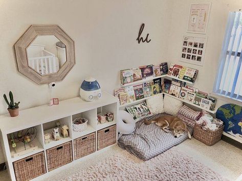 Bedroom Reading Corner Kids, Reading Corner Montessori, Montessori Corner Living Room, Reading Corner Baby Room, Small Corner Play Area, Baby Room Reading Corner, Montessori Toddler Rooms Girl, Montessori Bedroom Layout, Toddler Bedroom Layout Ideas