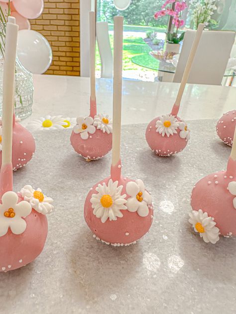 Isnt She Onederful Birthday Theme Daisy, Daisy Cake Pops, Daisy Theme, Daisy Baby Shower, Flower Birthday Party, 1st Birthday Girl Decorations, Daisy Party, Birthday Cake Pops, Wildflower Baby Shower