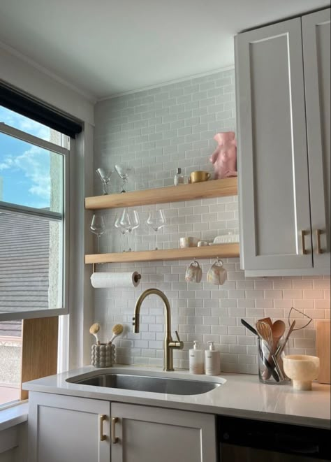 Small Kitchen Aesthetic Apartment, Small Apartment Kitchen Decor Ideas, Kitchen Sink Set Up, Simple Aesthetic Kitchen, Shelves In Kitchen Ideas, First Apartment Aesthetic Kitchen, Apartment Inspo Kitchen, Cute Kitchen Decor Apartment, Clean Girl Kitchen