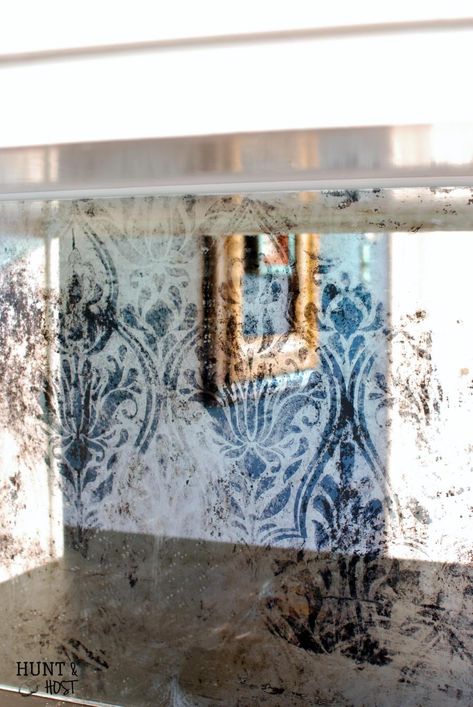 Gorgeous Damask Antique Mirror DIY tutorial. Easy steps using Amy Howard's Antique Mirror solutions by www.huntandhost.net Diy Mirror Design, Antique Mirror Diy, Spiegel Diy, Mirror Decor Ideas, Distressed Mirror, Damask Stencil, Amy Howard, Mirror Painting, Diy Interior