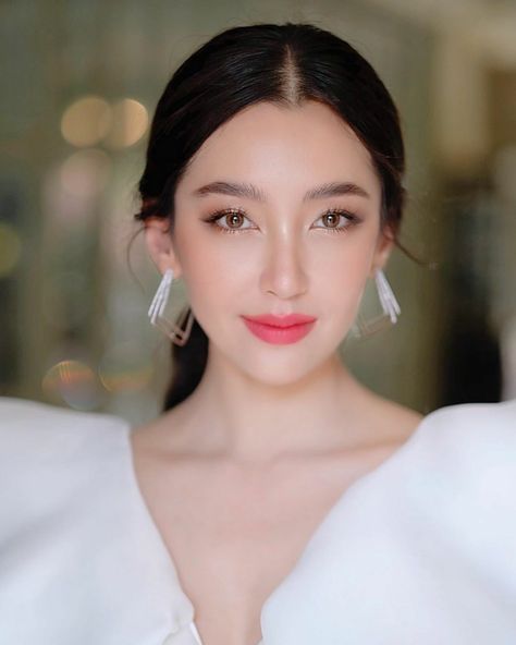 Makeup Look For Graduation, Thai Makeup, Bride Makeup Natural, Asian Wedding Makeup, Fresh Makeup Look, Ranee Campen, Asian Bridal Makeup, Event Makeup, Fresh Makeup