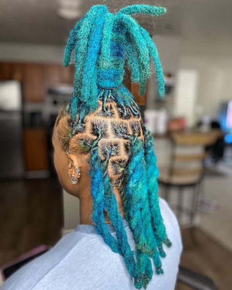 Locs With Blue Tips, Teal Locs Black Women, Teal Locs, Turquoise Locs, Dark Blue Locs Black Women, Blue And Green Locs, Dreads Black Women, Dyed Dreads, Dreads Girl