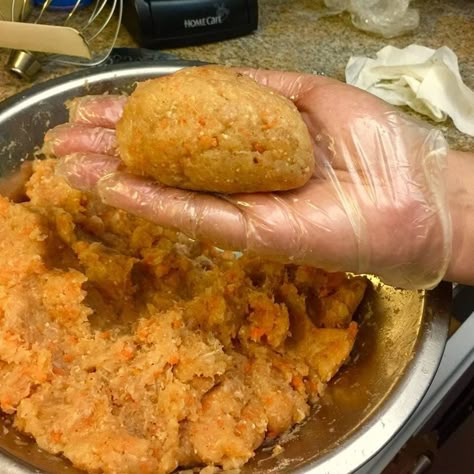 Gefilte Fish Recipe Homemade, Yiddish Recipes, Hanukah Menu, Shabbat Dinner Recipes, Kosher Meals, Gefilte Fish Recipe, Jewish Dishes, Gefilte Fish, Carrot Dishes