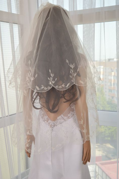 In the photo, the veil is a Fingertip 40"- 2 layer. Top layer - 24 " Low Layer - 40 " Width - 55 " The top layer of the bunk veil can also be used as a blush. The veil comes with an attached comb. Any veil can be made in accordance with your size, for this you need to apply for an individual order. Elbow Veil, Unique Veil, Embroidered Veil, Veils Bridal, Mantilla Veil, Veil Length, Layered Veil, Fingertip Veil, Veil Styles