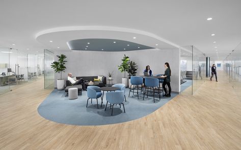 Office Design Inspo, Breakout Space, Office Space Design, Modern Office Design, Open Office, Media Company, Cool Cafe, Interior Photo, Cool Apartments