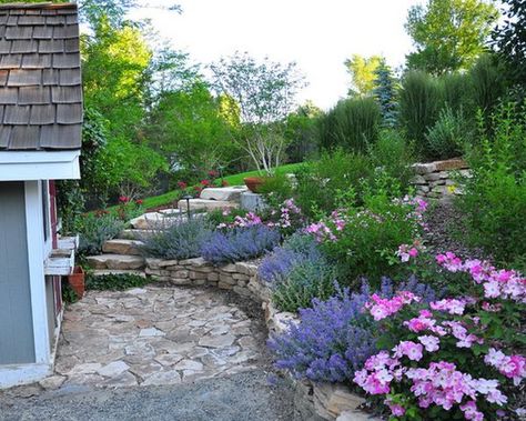 Great use of stone, greenery and pastel shades for this dreamy front yard Colorful Flower Beds, Flower Bed Designs, Hillside Landscaping, Cottage Garden Design, Flower Garden Design, Easy Landscaping, Traditional Landscape, Beautiful Flowers Garden, Ideas Pictures