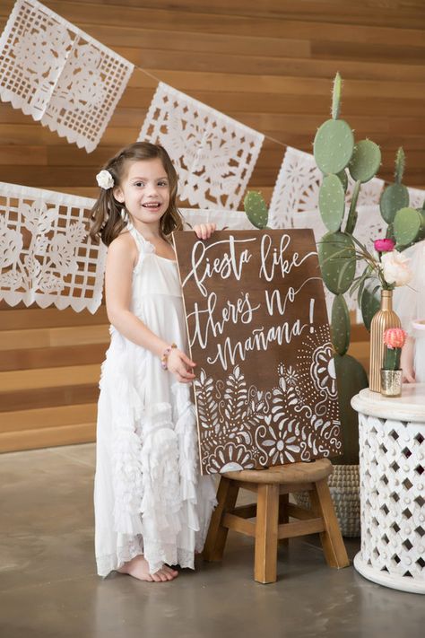 Fiesta Anniversary Party Ideas, White Mexican Theme Party, White Fiesta Party, White Mexican Party Decor, Mexican First Communion Party, Neutral Fiesta Theme Party, Mexican Boho Party, Neutral Mexican Theme Party, Neutral Mexican Party Decor