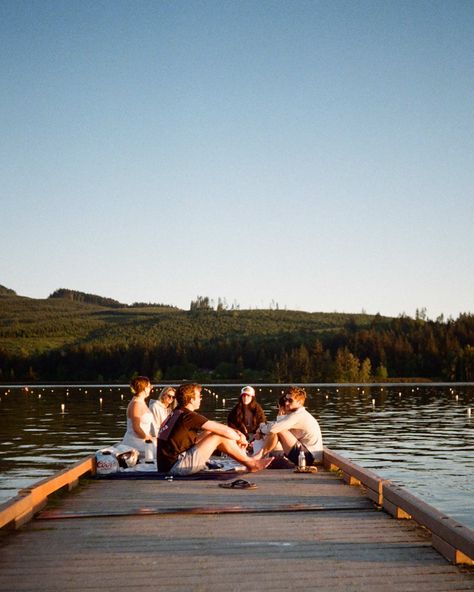 College friends | oregon | lake day | sunset | summer outfits | summer days | college aesthetic | university of oregon | friends | friend photo inspo | film photography | 35mm Film Friends Aesthetic, Friends Lake Aesthetic, Oregon Film Photography, Lake Film Photography, Friends Film Photography, Film Photography Aesthetic Summer, Lake Trip With Friends Aesthetic, College Trip Aesthetic, College Beach Aesthetic