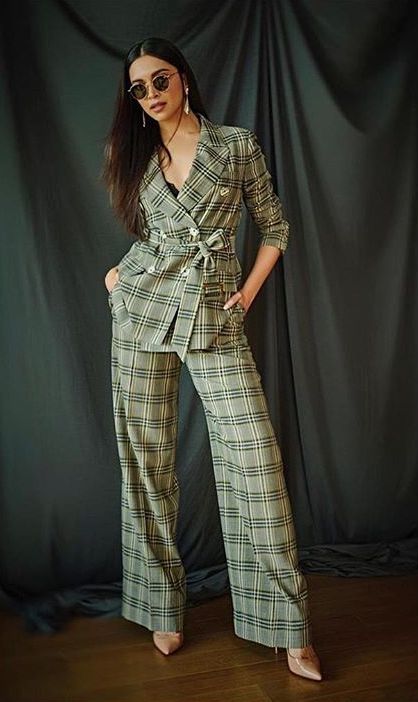 she just nailed that look in suit omg so beautiful bossy look💚😍😍 Deepika Padukone Style, Bollywood Outfits, Woman Suit Fashion, Fashionista Clothes, Indian Designer Outfits, Fashion Attire, Indian Designer Wear, Bollywood Celebrities, Deepika Padukone