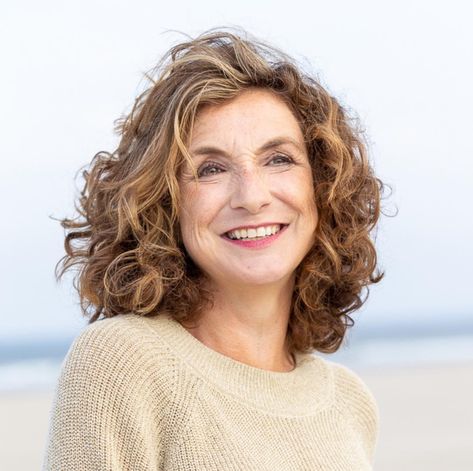 Hit on the link to see this beautiful haircut and other hairstyles for women over 60! Photo credit: Instagram @nathalytuithof #hairstyleswomenover60 #womenover60 #olderladies Medium Length Wavy Hair, Medium Length Curly Hair, Hairstyles For Women Over 60, Over 60 Hairstyles, Thick Wavy Hair, Thick Curly Hair, Haircuts For Wavy Hair, Haircuts For Curly Hair, Curly Hair Women