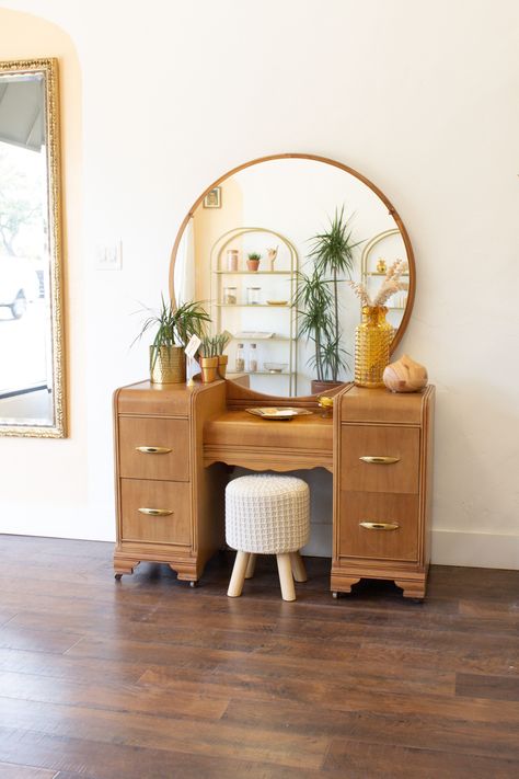 Wooden Dresser With Mirror, Vanity Ideas Bedroom Boho, Cottage Core Vanity, Unique Vanity Ideas, Wooden Vanity Bedroom, Boho Vanity Ideas, Boho Makeup Vanity, Houseplant Styling, Heaven Room