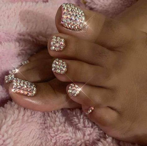 Toe Nail Designs With Rhinestones Bling, Bling Toe Nails Rhinestones, Pink Toes With Rhinestones, Pedicure Rhinestones, Diamond Toes Nails, Pedicure With Gems, Glam Pedicure, Rhinestone Toenails, Rhinestone Pedicure