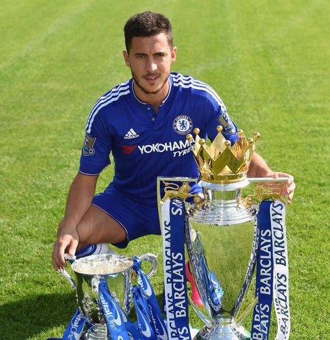 Eden Hazard with 2014/15 Barclays Premier League Trophy and the 2014/15 Capital One Cup Trophy Football Canvas Painting, Football Tattoo Design, Tattoos Football, Chelsea Drogba, Nails Football, Cookies Football, Tattoo Football, Football Dips, Couples Football