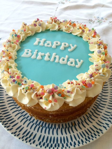 Simple Birthday Cake Idea Victoria Sponge Sponge Birthday Cake, Victoria Sponge Wedding Cake, Victoria Sponge Recipe, 31 Daily, Sponge Recipe, Birthday Cake Decorations, Birthday Cake Cake, Country Wedding Cakes, Royal History